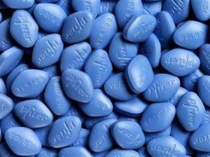 Modrá pilulka VIAGRA obsahuje účinnou látku SILDENAFIL. Není však vhodná pro každého chlapa ...