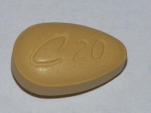 Pilulku Cialis, obsahující tadalafil, poznáte podle typického tvaru, připomínajícího mandli.